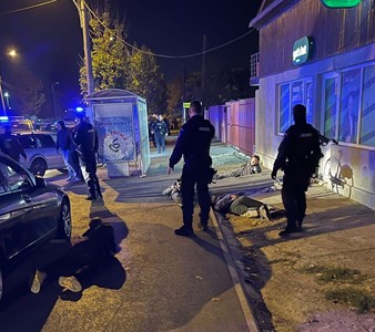 UPDATE - Scandal pe o stradă din Capitală – Jandarmii au imobilizat patru persoane, asupra cărora au găsit un topor şi o bâtă / Trei persoane au fost reţinute - FOTO