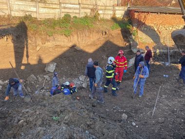 UPDATE - Două persoane surprinse sub o placă de beton, într-o localitate din Alba / Un tânăr de 26 de ani a murit 