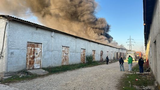 UPDATE - Ilfov: Incendiu cu flacără şi degajări de fum la un depozit din Voluntari / A fost emis mesaj RO-Alert / Ard stive de materiale textile, pe o suprafaţă de o mie de metri pătraţi / Dispozitiv suplimentat - FOTO / VIDEO 