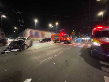 UPDATE - Accident în care au fost implicate o ambulanţă, un autobuz şi un autoturism, la Cluj-Napoca/ O femeie era blocată în ambulanţă/ Aceasta şi un tânăr, transportaţi la spital/ Precizările IPJ - FOTO, VIDEO
