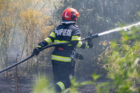 Incendiu la o unitate turistică din judeţul Tulcea/ Pompierii intervin cu trei ambarcaţiuni