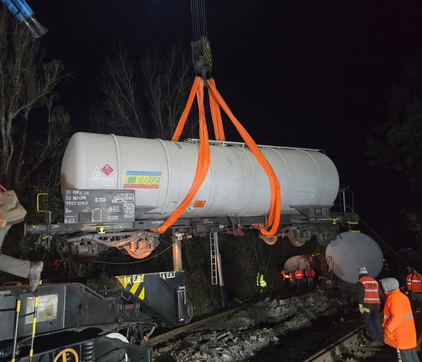 Tren cu benzină deraiat în Mehedinţi - Toate vagoanele au fost repuse pe şine - FOTO