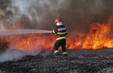 Mehedinţi: Incendii de vegetaţie uscată care s-au întins pe mai mult de 680 de hectare, în mai multe zone / Două aeronave ale Forţelor Aeriene Române au fost trimise în sprijin

