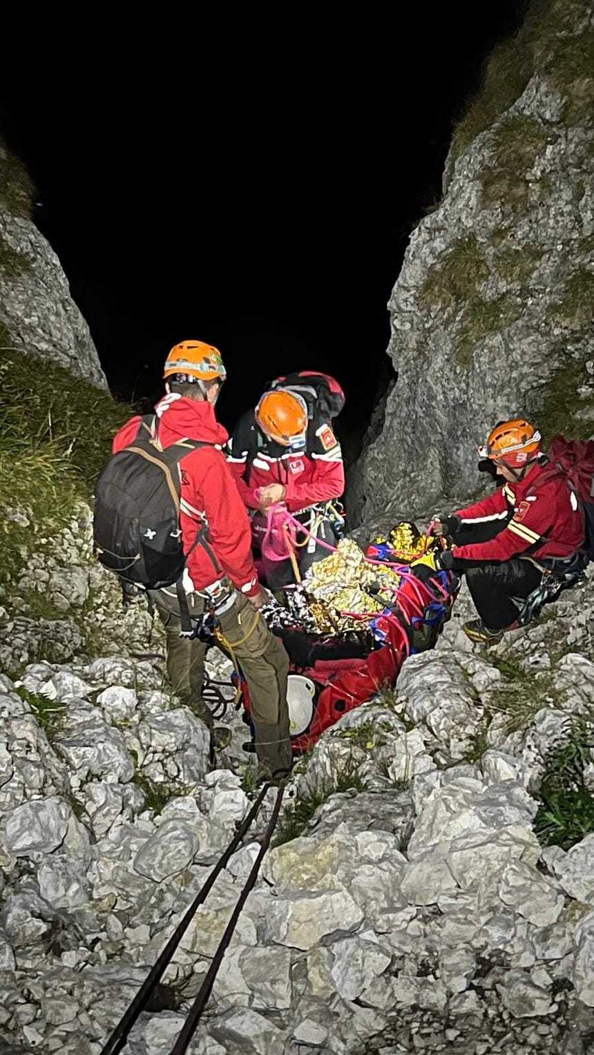 Acţiune de recuperare a doi alpinişti blocaţi pe un traseu foarte dificil, în Bucegi. Intervenţia este îngreunată de lăsarea întunericului şi de faptul că zona e una foarte accidentată