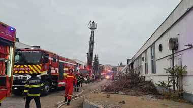 UPDATE - Incendiu la deşeuri lemnoase în interiorul fabricii Moldomobila din municipiul Iaşi / Focul a pornit de la scântei provenite de la un dispozitiv de tăiere căzute pe materiale combustibile