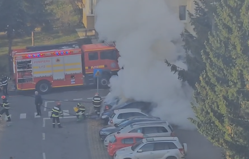 Pericol în Miercurea Ciuc – O maşină parcată a luat foc, iar incendiul s-a extins la al doilea autoturism / Parcarea situată între blocuri, plină de vehicule - VIDEO