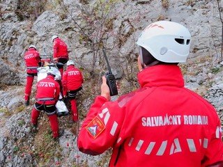 Salvamont România, recomandări pentru cei care vor să petreacă finalul de săptămână la munte, unde se aşteaptă frig şi ninsori viscolite / Ce trebuie să aibă turiştii asupra lor pentru a se feri de animalele sălbatice