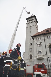 Intervenţie a pompierilor după ce scutul statuii Sfântului Dimitrie din turnul Primăriei Sectorului 1 s-a desprins, fiind în pericol să cadă de la o înălţime de peste 50 de metri - FOTO