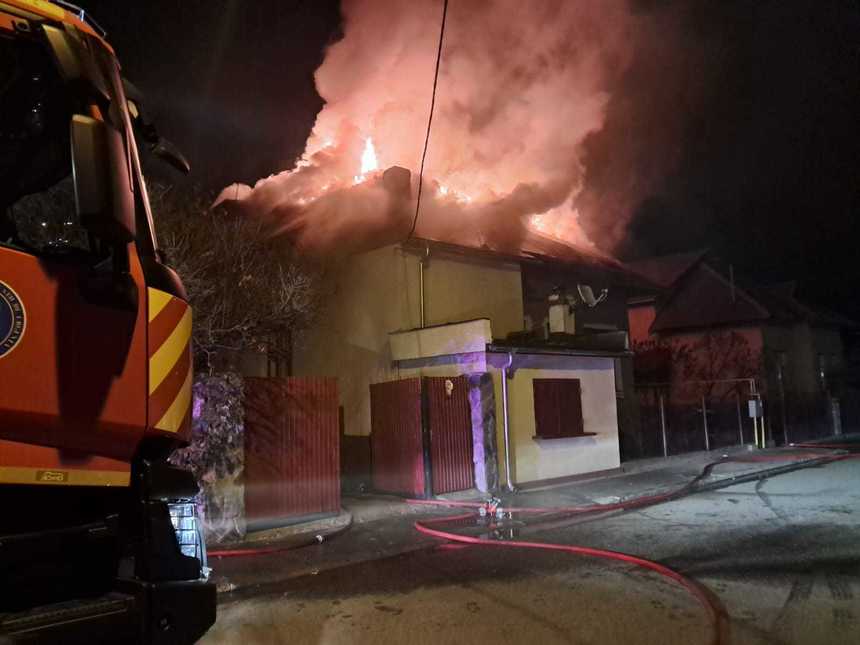 Hunedoara: Trei persoane, salvate de pompieri, după ce un incendiu le-a cuprins locuinţa din Lupeni - FOTO