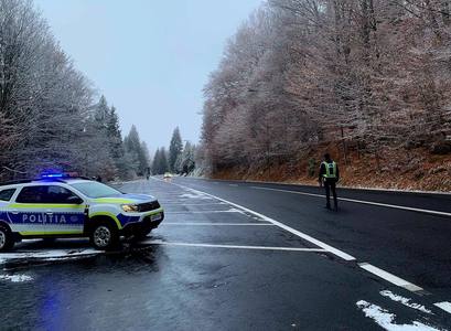 Poliţia Română: Pentru deplasarea pe suprafeţe carosabile acoperite cu polei, gheaţă sau zăpadă, legislaţia rutieră prevede obligativitatea echipării autovehiculelor cu anvelope de iarnă / Recomandări 