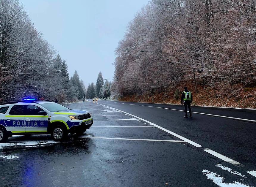 Poliţia Română: Pentru deplasarea pe suprafeţe carosabile acoperite cu polei, gheaţă sau zăpadă, legislaţia rutieră prevede obligativitatea echipării autovehiculelor cu anvelope de iarnă / Recomandări 