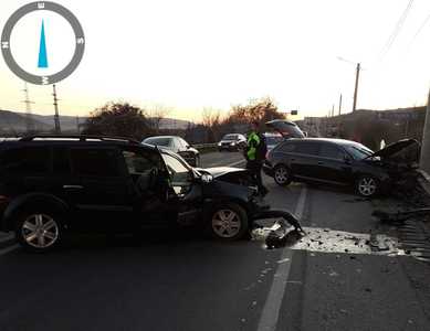 Accident la ieşire din Gherla spre Cluj-Napoca – Două maşini s-au ciocnit, iar un bărbat cu multiple traumatisme este blocat în unul dintre ele / Doi bărbaţi o o femeie au mai fost răniţi