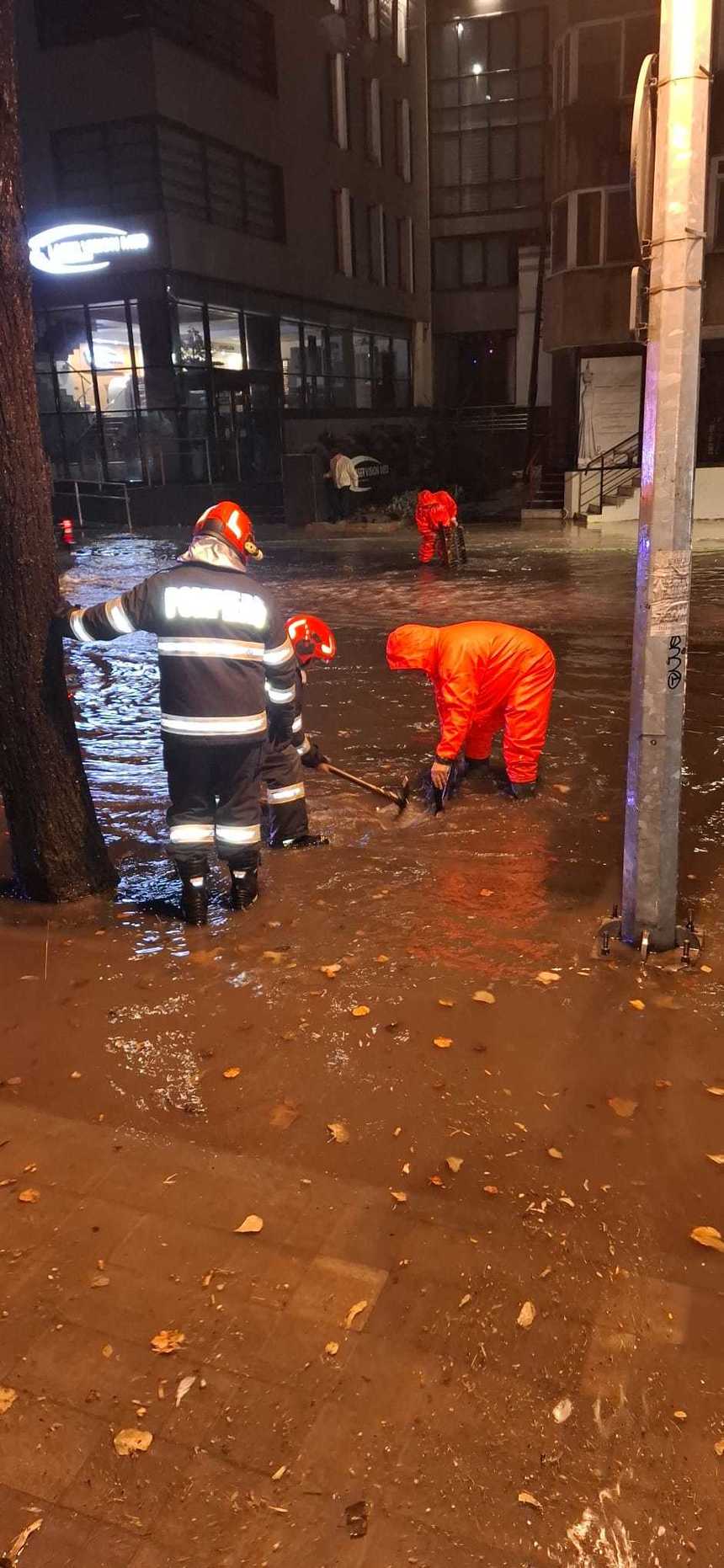 Străzi din Constanţa, inundate în urma unei ploi torenţiale