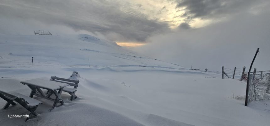 Prahova: Peisaj de iarnă la munte. Salvamontiştii recomandă turiştilor să evite traseele de mare altitudine din munţii Bucegi, Ciucaş şi Baiului - FOTO
