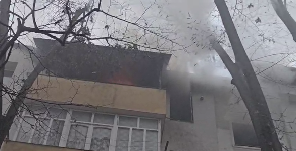 Incendiu puternic într-un apartament din Vaslui/ Echipajele de salvare au găsit o persoană inconştientă, cu multiple arsuri - VIDEO