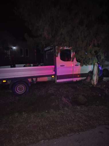 UPDATE - Prahova: O maşină a lovit un gard, un branşament de gaze şi un pieton / Pietonul şi şoferul, transportaţi la spital / Cum s-a produs accidentul

