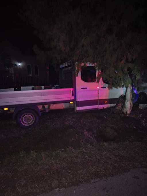 UPDATE - Prahova: O maşină a lovit un gard, un branşament de gaze şi un pieton / Pietonul şi şoferul, transportaţi la spital / Cum s-a produs accidentul

