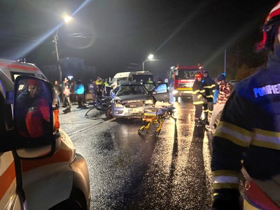 UPDATE - Microbuz de transport călători, implicat în accident în judeţul Giurgiu / O femeie a murit, alte şase persoane fiind transportate la spital / A fost activat Planul Roşu de Intervenţie / Cum s-a produs accidentul 