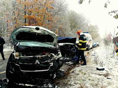 Şase persoane, între care trei copii, implicate într-un accident rutier produs lângă Ploieşti/ Doi dintre adulţii implicaţi, duşi la spital