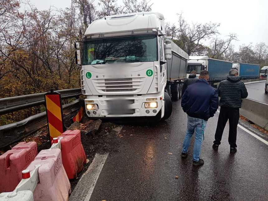 Trafic rutier îngreunat pe Valea Oltului, după ce un TIR încărcat cu cereale a rămas blocat pe sensul de mers Piteşti - Râmnicu Vâlcea - FOTO
