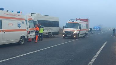 UPDATE - Iaşi - Accident între un autoturism şi un microbuz şcolar. În evenimentul rutier sunt implicate 16 persoane, dintre care 14 copii / Un bărbat de 44 de ani şi o adolescentă de 15 ani, transportaţi la spital - FOTO