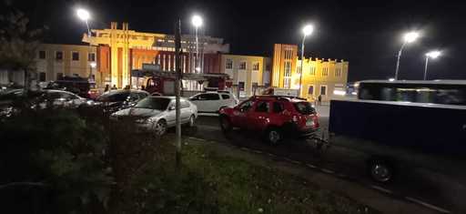 UPDATE - Un bărbat s-a urcat pe clădirea Gării din Brăila şi a ameninţat că se aruncă / A fost convins să coboare - FOTO