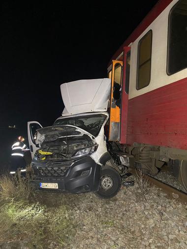 UPDATE - Un bărbat a murit, după ce o autoutilitară a fost lovită de un tren, în judeţul Iaşi / Trafic rutier şi feroviar blocat la Podu Iloaiei