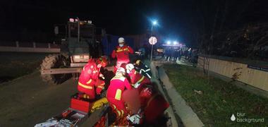 UPDATE - Un tractor şi un moped s-au ciocnit în judeţul Suceava - Un copil de 13 ani a murit / Un copil de 15 ani, rănit / Ambii erau pe moped - FOTO
