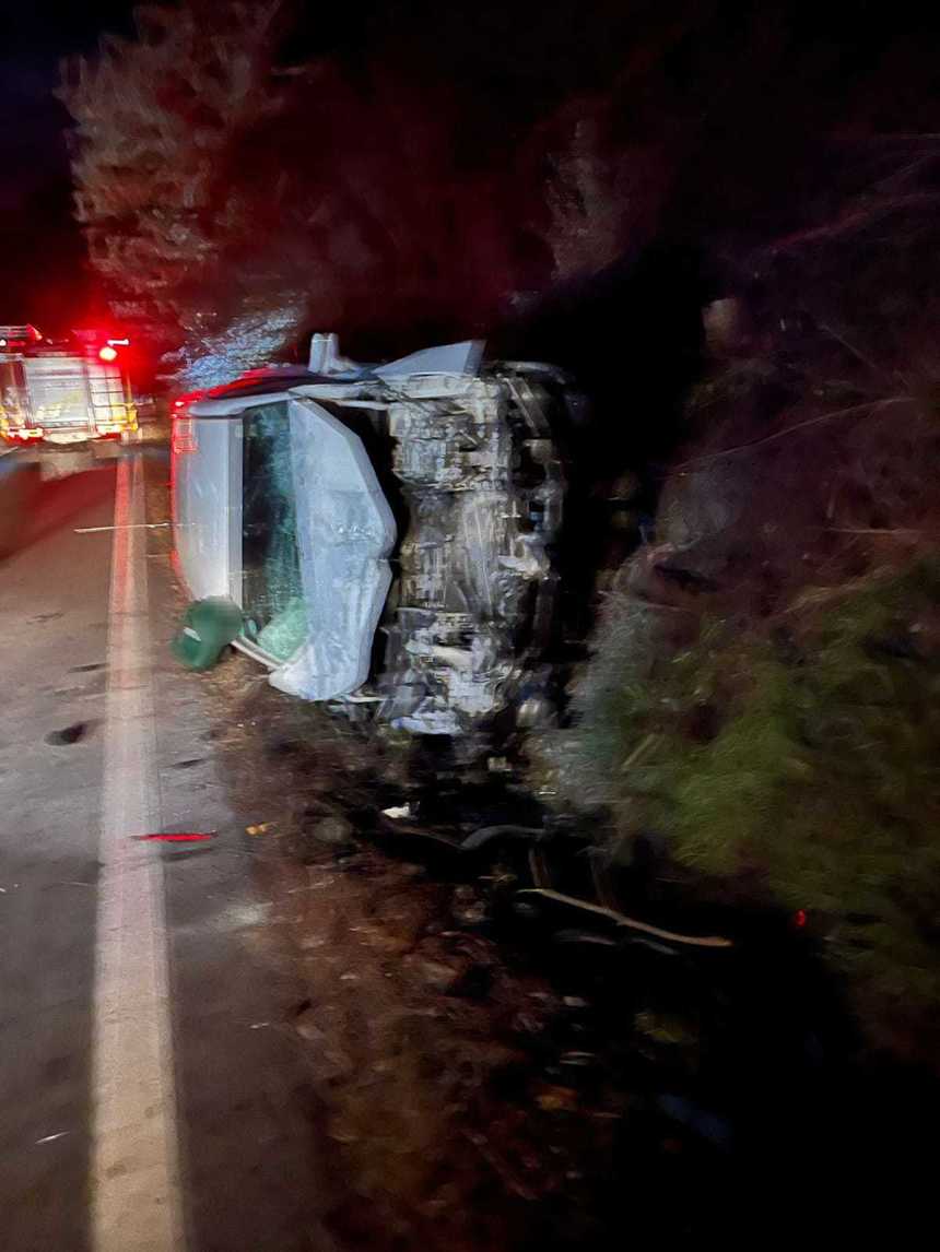 UPDATE - Neamţ: Autocar în care se aflau 16 persoane şi un autoturism, implicate într-un accident rutier / Maşina s-a răsturnat, iar şoferul acesteia a fost scos de martori / Cum s-a produs evenimentul 