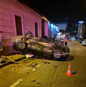 Accident în Piteşti - Patru persoane au fost rănite, iar patru maşini au fost avariate, una dintre ele răsturnându-se - FOTO