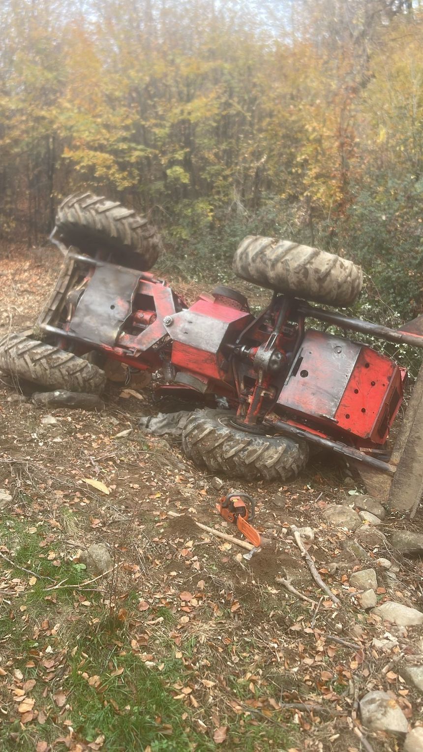 Satu Mare: Mobilizare de forţe pentru salvarea unui bărbat prins sub un  utilaj forestier. Din cauza distanţei mari şi a terenului accidentat, a fost găsit în hipotermie. A fost stabilizat şi dus la spital
