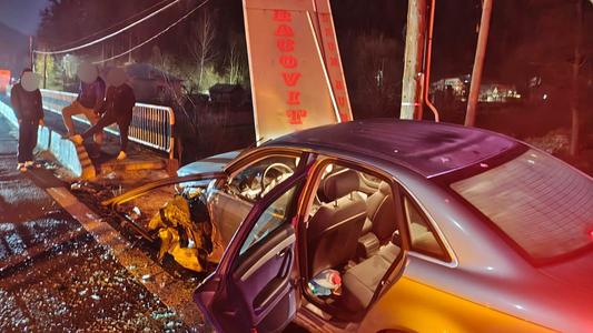 Trafic blocat pe Valea Oltului, în urma unui accident în care au fost implicate două autoturisme. Şase persoane sunt rănite
