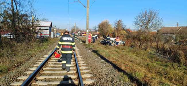 UPDATE - Caraş-Severin - Autoturism lovit de tren la Caransebeş. O persoană a murit  / Precizările IPJ - FOTO