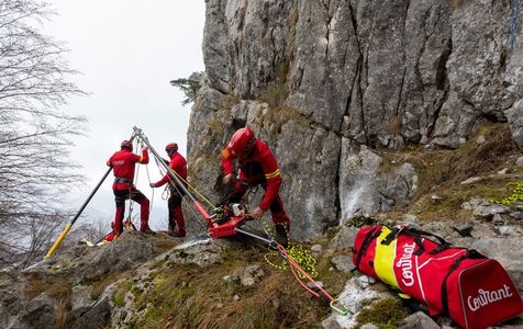 Maramureş: Intervenţie a Salvamont pentru recuperarea unui turist de 26 ani, rătăcit şi epuizat. Bărbatul a fost localizat cu ajutorul STS
