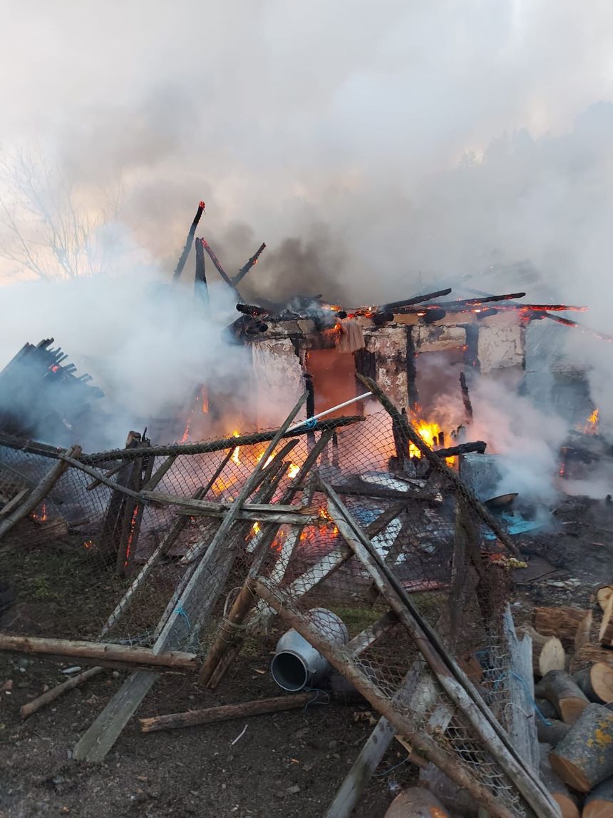 Mureş: O casă a fost complet distrusă într-un incendiu, în localitatea Mihai Viteazu
