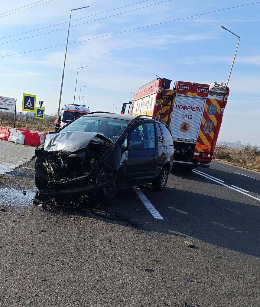 Două femei şi patru copii, răniţi într-un accident rutier în Arad