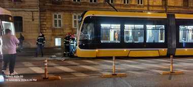 UPDATE - Timişoara: Accident cu două tramvaie şi două maşini/ Vatmanul unei garnituri a rămas încarcerat, iar o femeie, pasager, a fost rănită/ Cei doi răniţi, transportaţi la spital