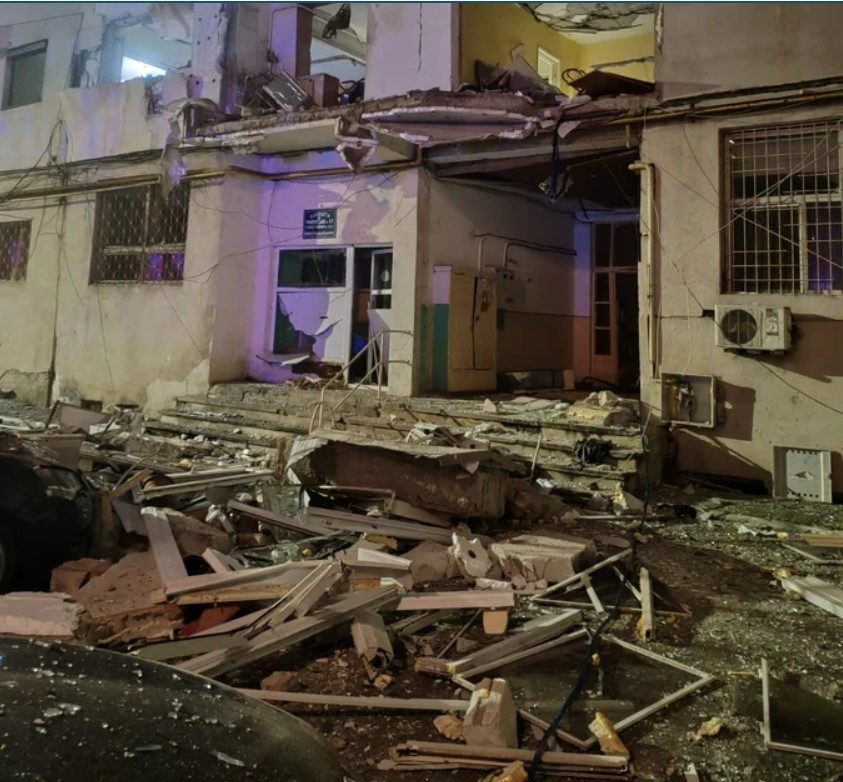 Explozie într-un bloc din Brăila. Zeci de persoane au fost evacuate. 16 apartamente au fost avariate - FOTO