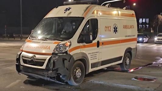 Ambulanţă şi o maşină, implicate într-un accident rutier în Constanţa / Şoferul autoturismului şi pasagera din dreapta, transportaţi la spital 
