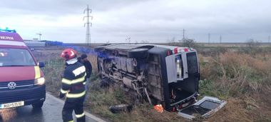 Constanţa: Şapte persoane rănite în urma unui accident în care au fost implicate un microbuz şi un autoturism / Microbuzul s-a răsturnat - FOTO
