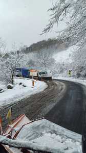 Centrul Infotrafic: Lapoviţă şi ninsoare slabă în mai multe judeţe ale ţării / Pe DN 18, în Maramureş, mai multe camioane au rămas blocate pe şosea / Copaci căzuţi pe linia ferată, în judeţele Braşov şi Harghita

