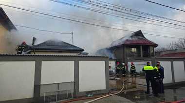 Incendiu de amploare în Tunari – Au fost afectate trei imobile / Pompierii intervin cu mai multe autospeciale

