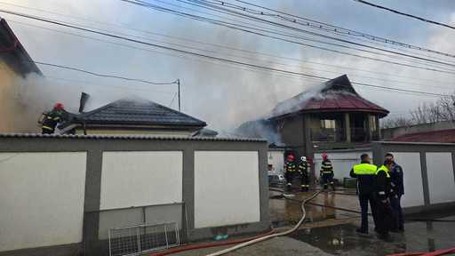 Incendiu de amploare în Tunari – Au fost afectate trei imobile / Pompierii intervin cu mai multe autospeciale

