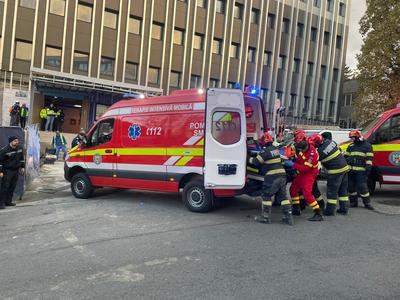 Bărbat, rănit grav pe şantierul de reabilitare a unui imobil din Cluj-Napoca/ El a fost găsit în puţul liftului, cu răni severe la cap şi la coloana vertebrală/ Bărbatul, intubat şi sedat, transportat la spital