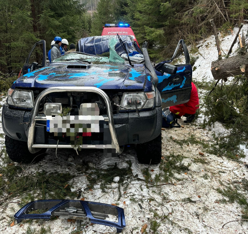 Alba: Bărbat rănit după ce un copac a căzut peste maşina în care afla. El a fost scos de către pompieri şi preluat de un echipaj medical  FOTO/VIDEO