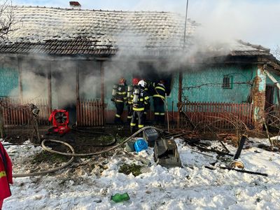 Bihor: Bărbat găsit carbonizat după ce casa i-a fost mistuită de flăcări/ Cauza probabilă a incendiului, un coş de fum defect FOTO
