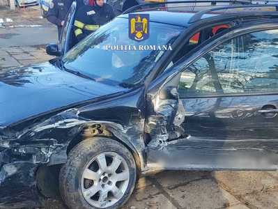 Olt: Focuri de armă pentru prinderea unui şofer care furase o maşină şi a refuzat să oprească la semnalul poliţiştilor / Conducătorul auto a pierdut controlul volanului şi a lovit cinci autoturisme parcate şi două maşini de poliţie