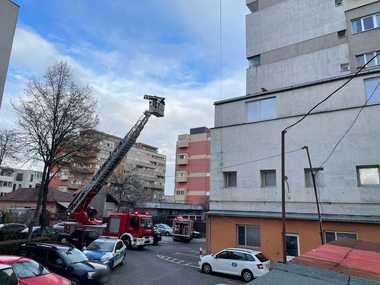 UPDATE - Cluj: Adolescent, salvat de pompieri după ce a căzut de la etajul al şaselea al unui bloc/ El a fost găsit pe o copertină, cu mai multe traumatisme, urmând să fie transportat la spital/ Poliţiştii fac cercetări