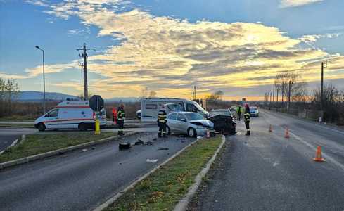 Hunedoara: Patru persoane, rănite într-un accident rutier în care au fost implicate două maşini la ieşirea de pe A1/ În zonă se circulă cu dificultate