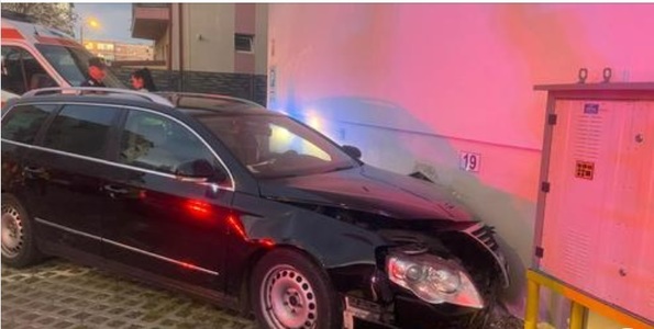 Şoferul unui autoturism a intrat cu maşina într-un bloc din Piteşti. În urma accidentului, o persoană a fost dusă la spital